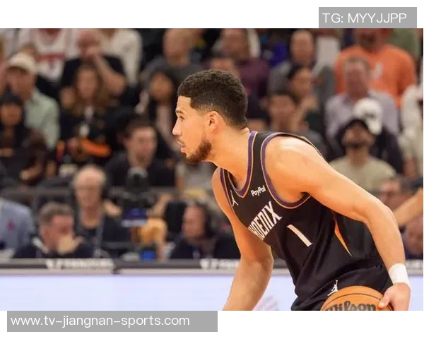 布克半场表现平平仅得8分2板5助球队状态堪忧需加强进攻效率