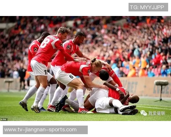 曼联92班创办大学遭指控种族不平等内维尔感动落泪 曼联92班创办大学遭指控种族不平等内维尔感动落泪