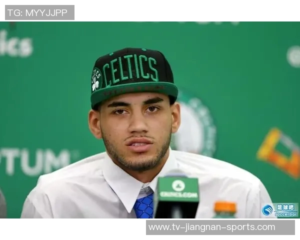 杜埃获2025环足奖最佳新秀荣誉击败多名强劲对手展现实力