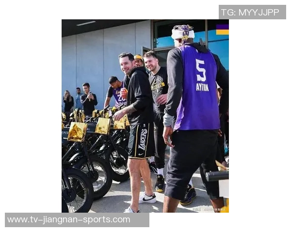 东契奇为湖人转播团队送车车上专属名牌彰显心意