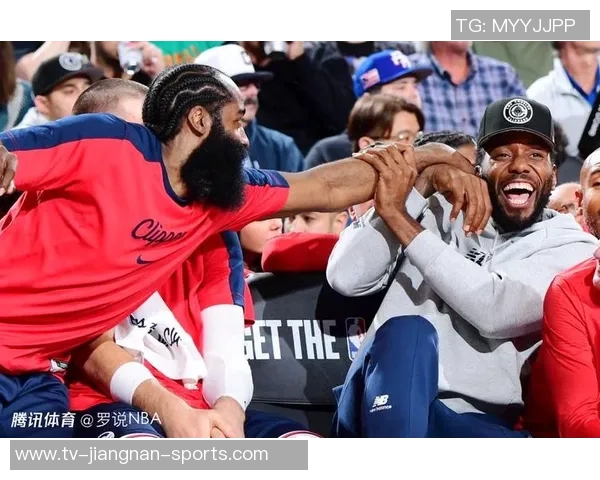 快船队启程前往休斯敦哈登与小卡登机照引发球迷热议 快船队启程前往休斯敦哈登与小卡登机照引发球迷热议