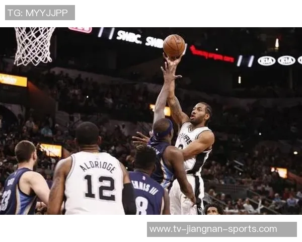 张佳玮解析马刺战术文班拿防守篮板后迅速推进全队快攻策略